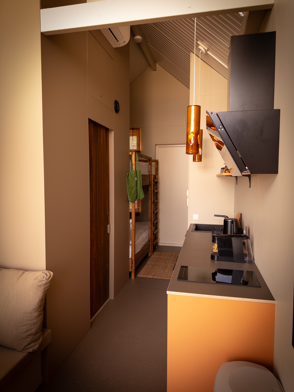 ClubDisplay Moderniseert Zoomers Strandhuisjes met LG Hospitality TV’s en Chromecast projectbeeld