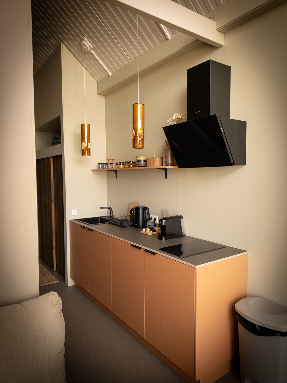 ClubDisplay Moderniseert Zoomers Strandhuisjes met LG Hospitality TV’s en Chromecast projectbeeld