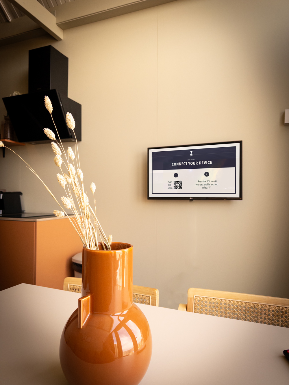 ClubDisplay Moderniseert Zoomers Strandhuisjes met LG Hospitality TV’s en Chromecast projectbeeld