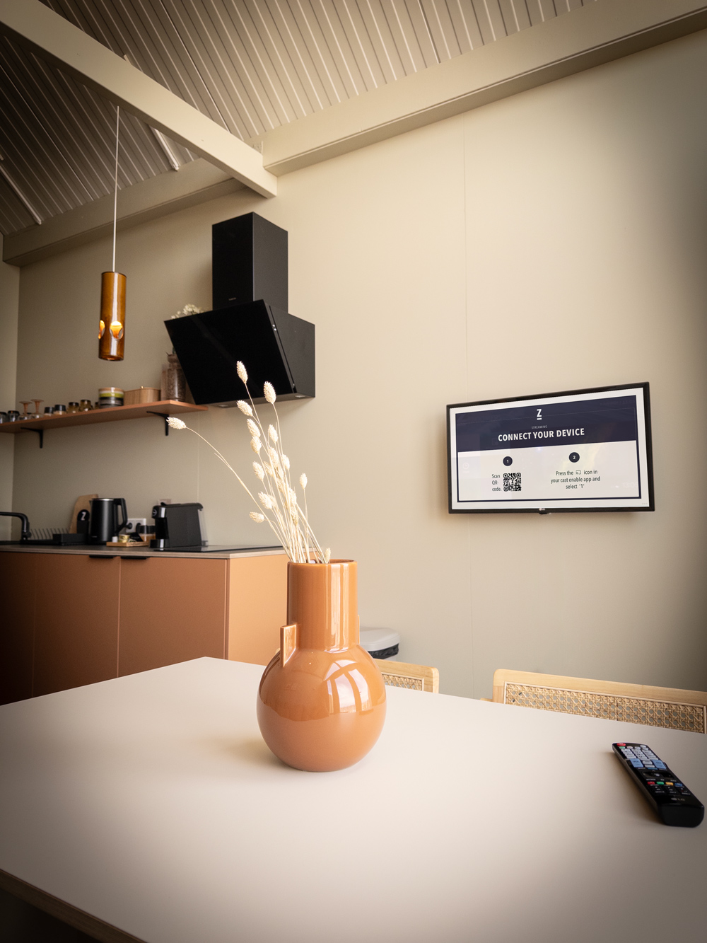 ClubDisplay Moderniseert Zoomers Strandhuisjes met LG Hospitality TV’s en Chromecast projectbeeld