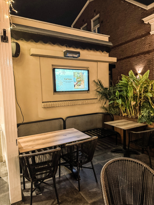 Outdoor digital signage scherm bij een horecaterras