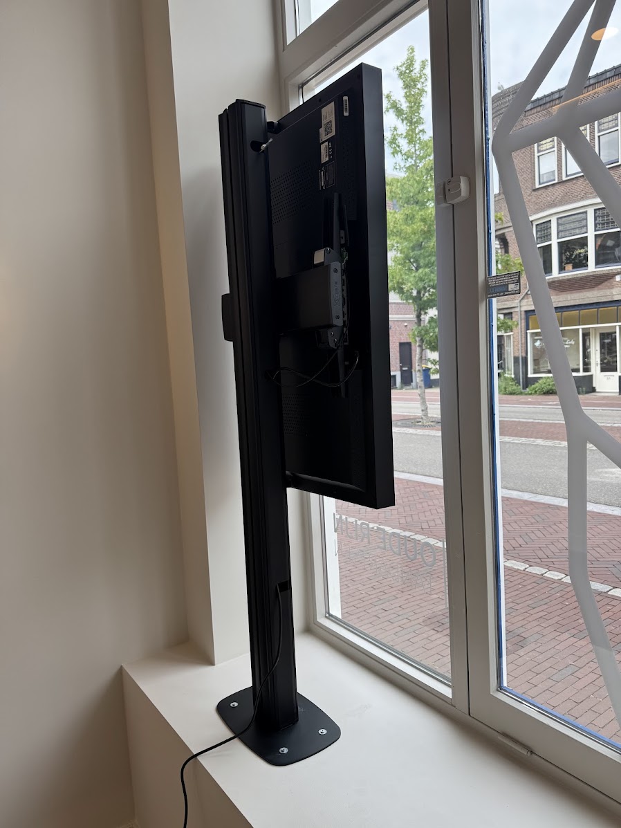 Achterzijde van een etalagescherm op standaard