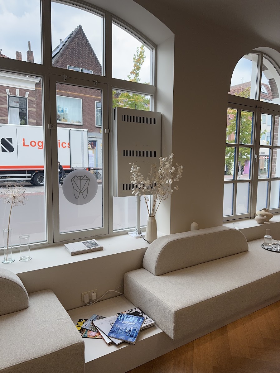 Witte achterzijde van een etalagescherm in een lichte ruimte