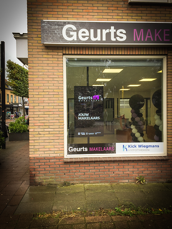 Etalagescherm bij Geurts Makelaars