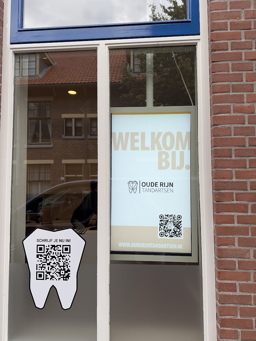 Etalagescherm bij Oude Rijn Tandartsen in Leiden