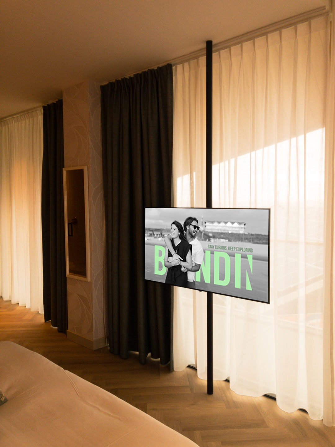 Hospitality TV op een vrijstaande paal in een hotelkamer
