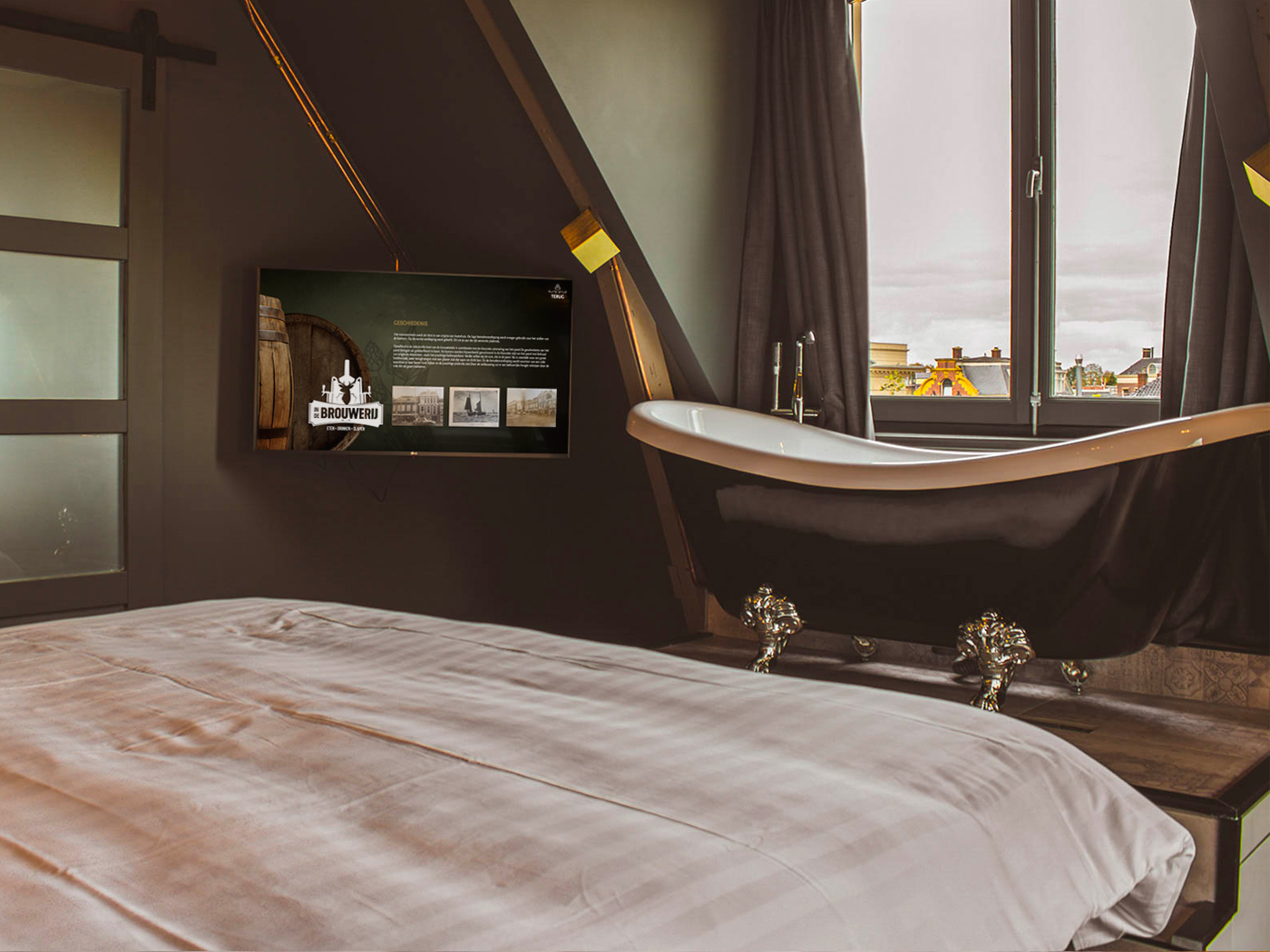Hospitality TV in hotelsuite met bad