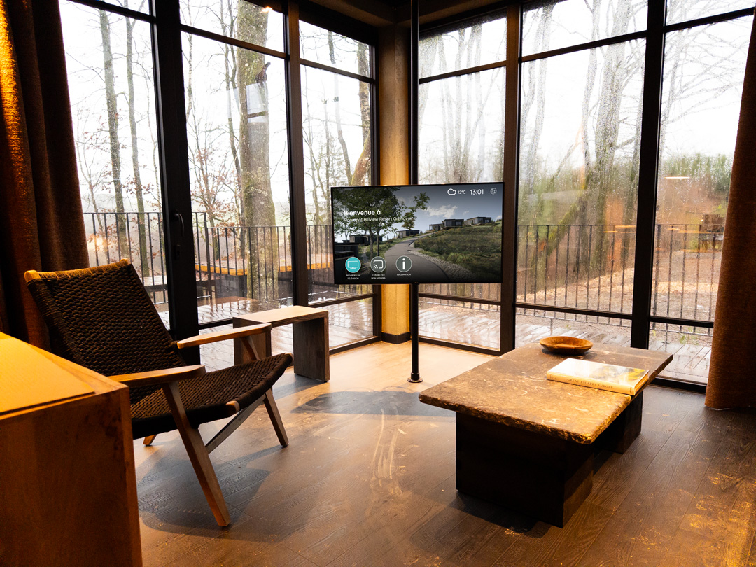 Hospitality TV in een lodge met uitzicht op het terras