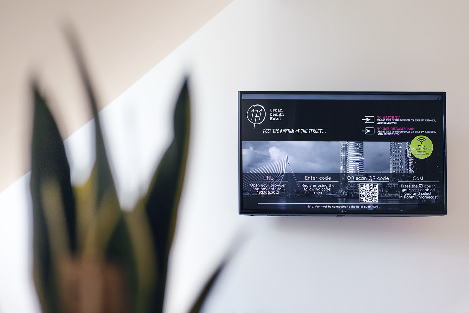 Hotel TV met casting instructies in een moderne hotelkamer