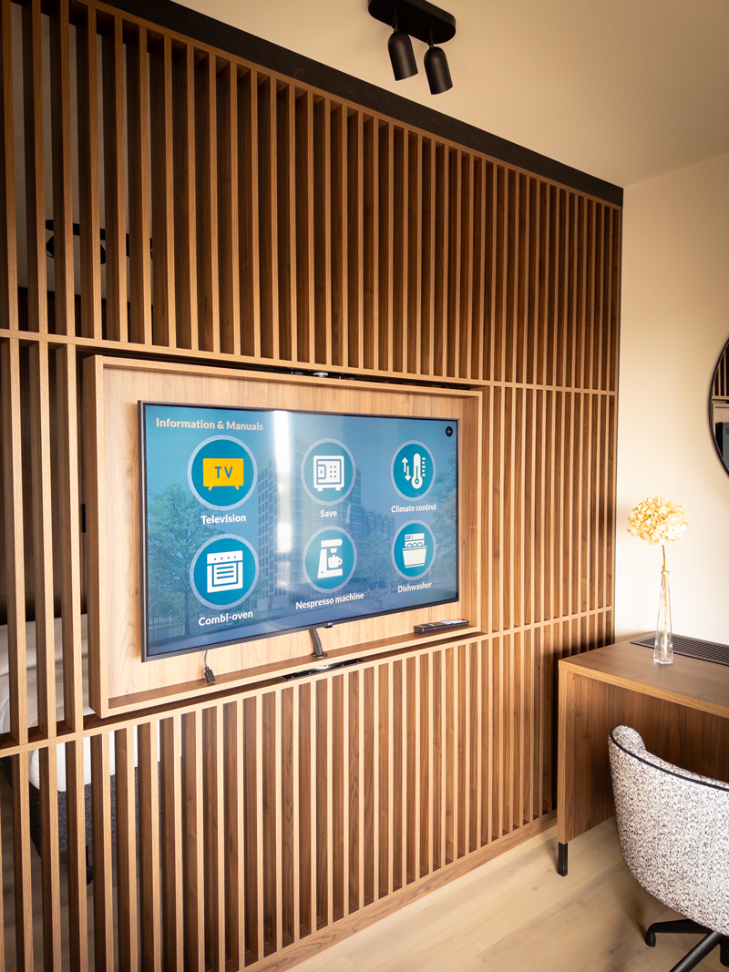 LG Hospitality TV ingebouwd in een hotelkamer