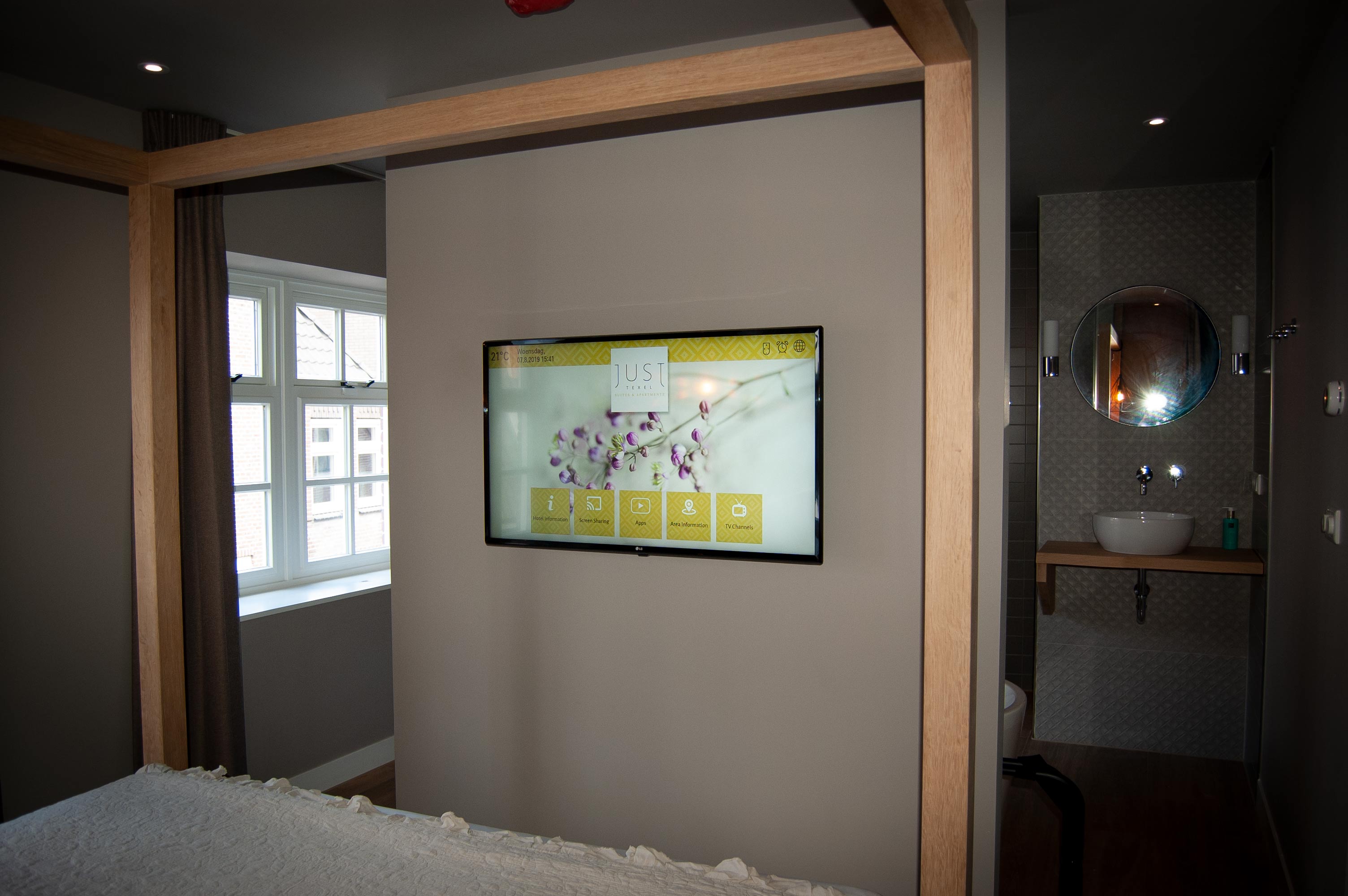 Hospitality TV in een hotelkamer van Just Texel