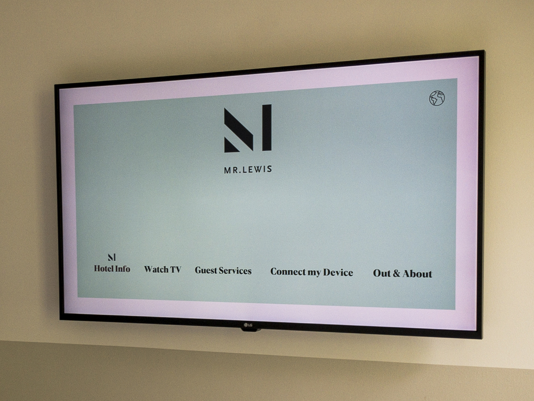 Mr Lewis hotel-tv startscherm