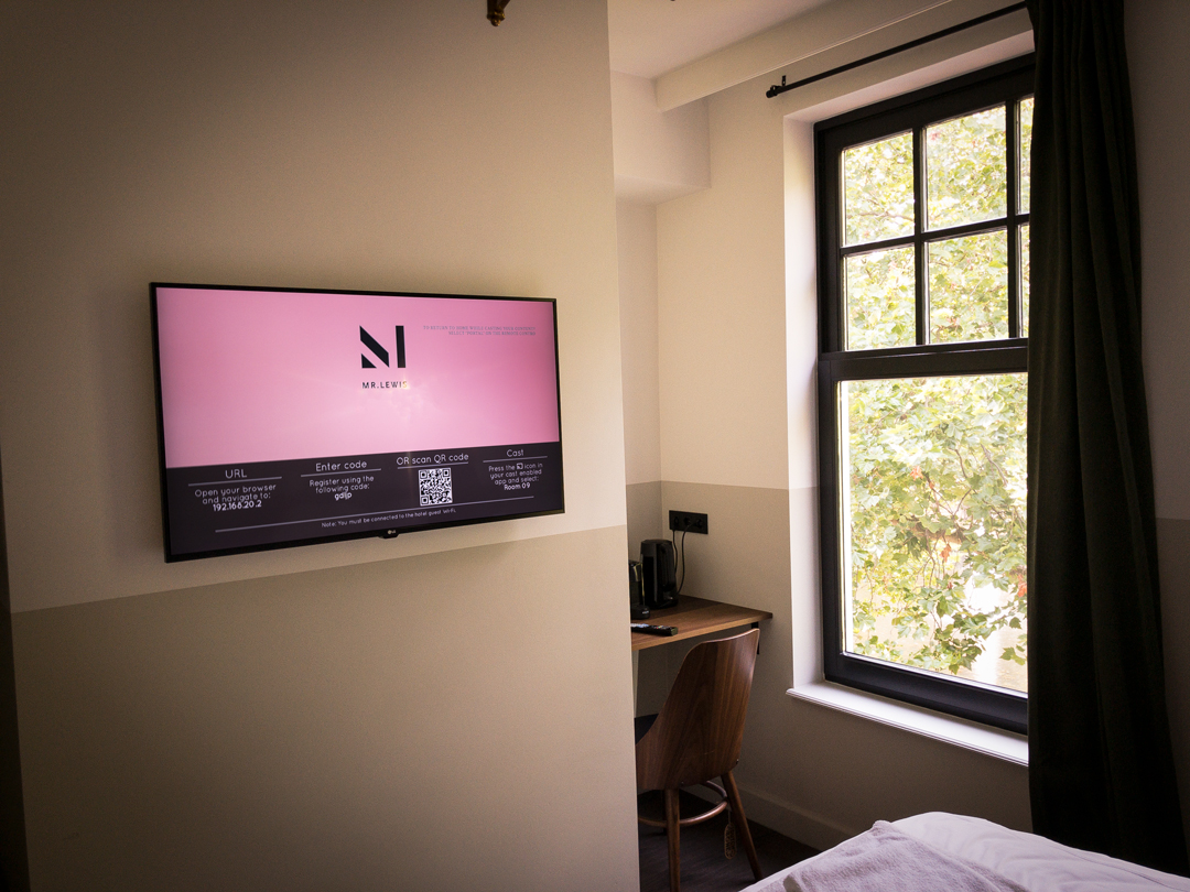 Hospitality TV aan de wand bij Mr Lewis
