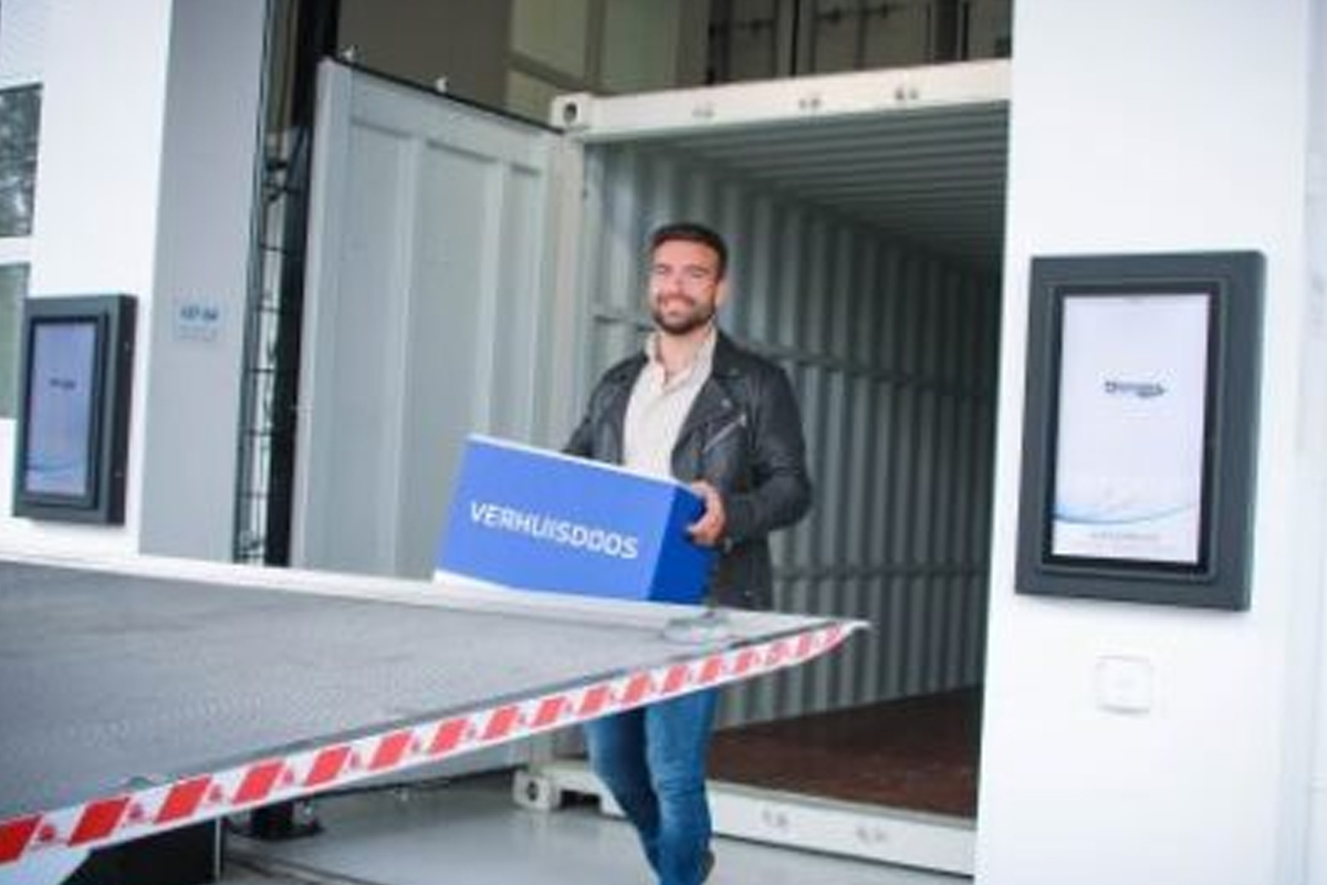 Wandgemonteerde intercom en touch display bij een bedrijfsingang