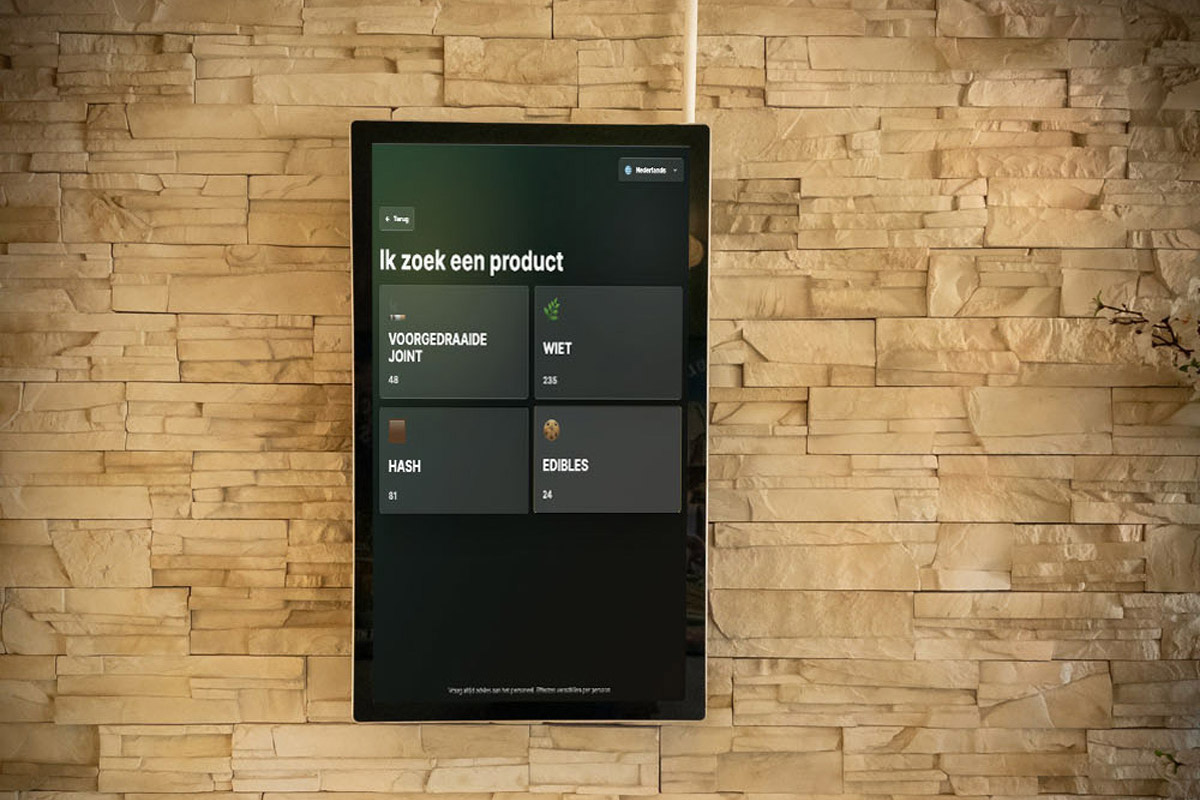 Wandgemonteerde touchscreen met interactief productmenu