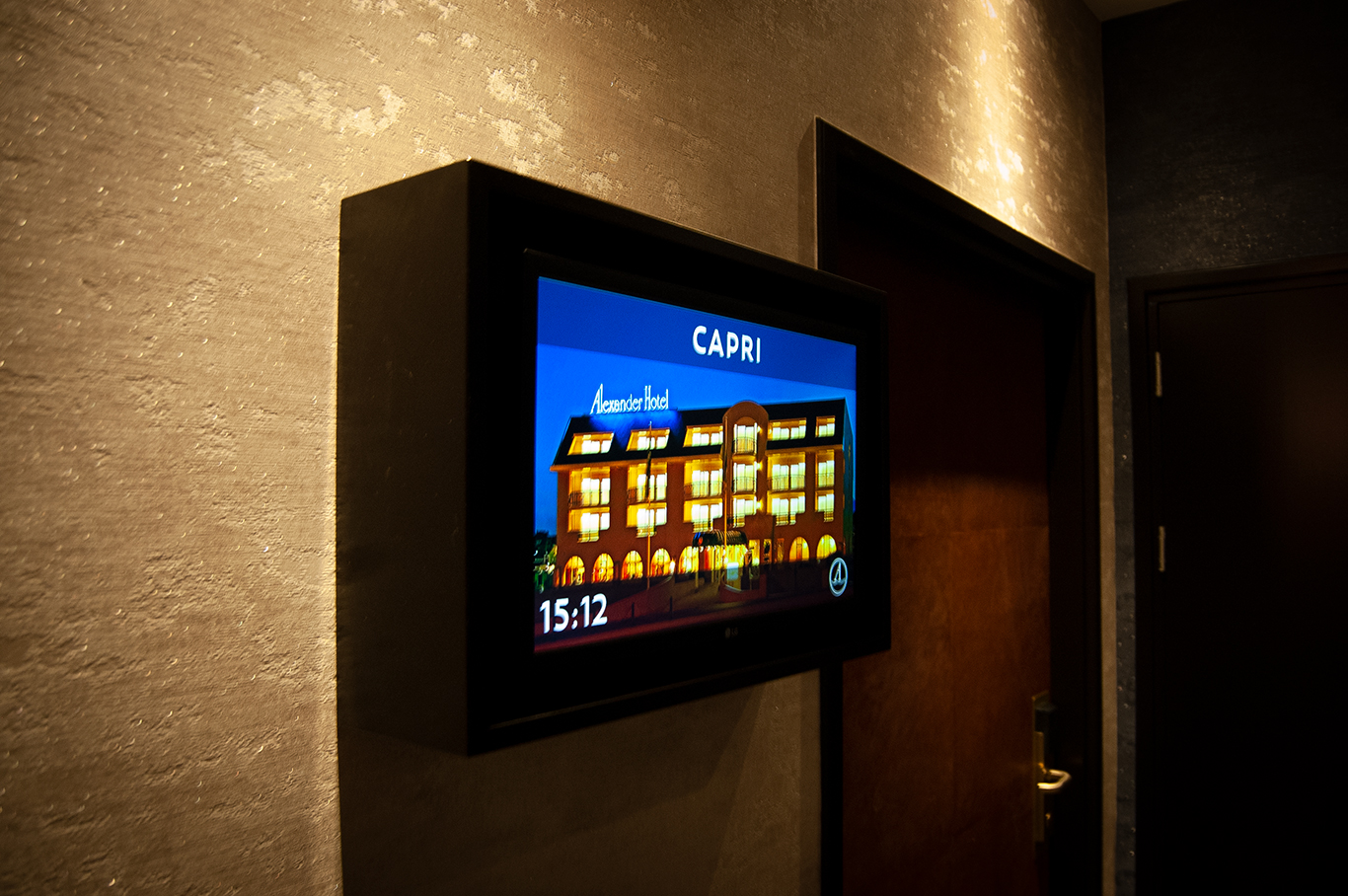 Digitaal zaalscherm in een hotelgang