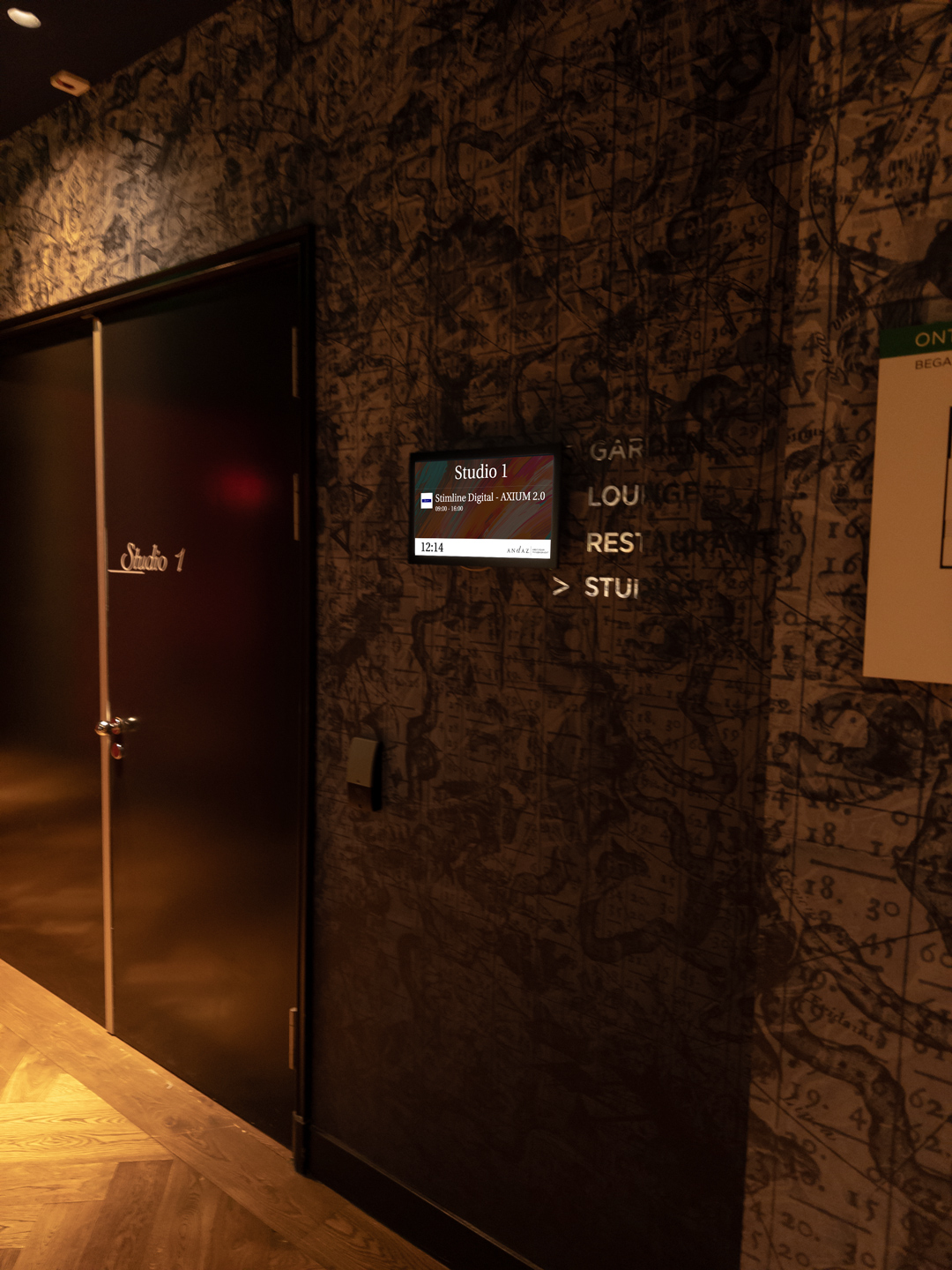 Digitaal room signage scherm bij Andaz